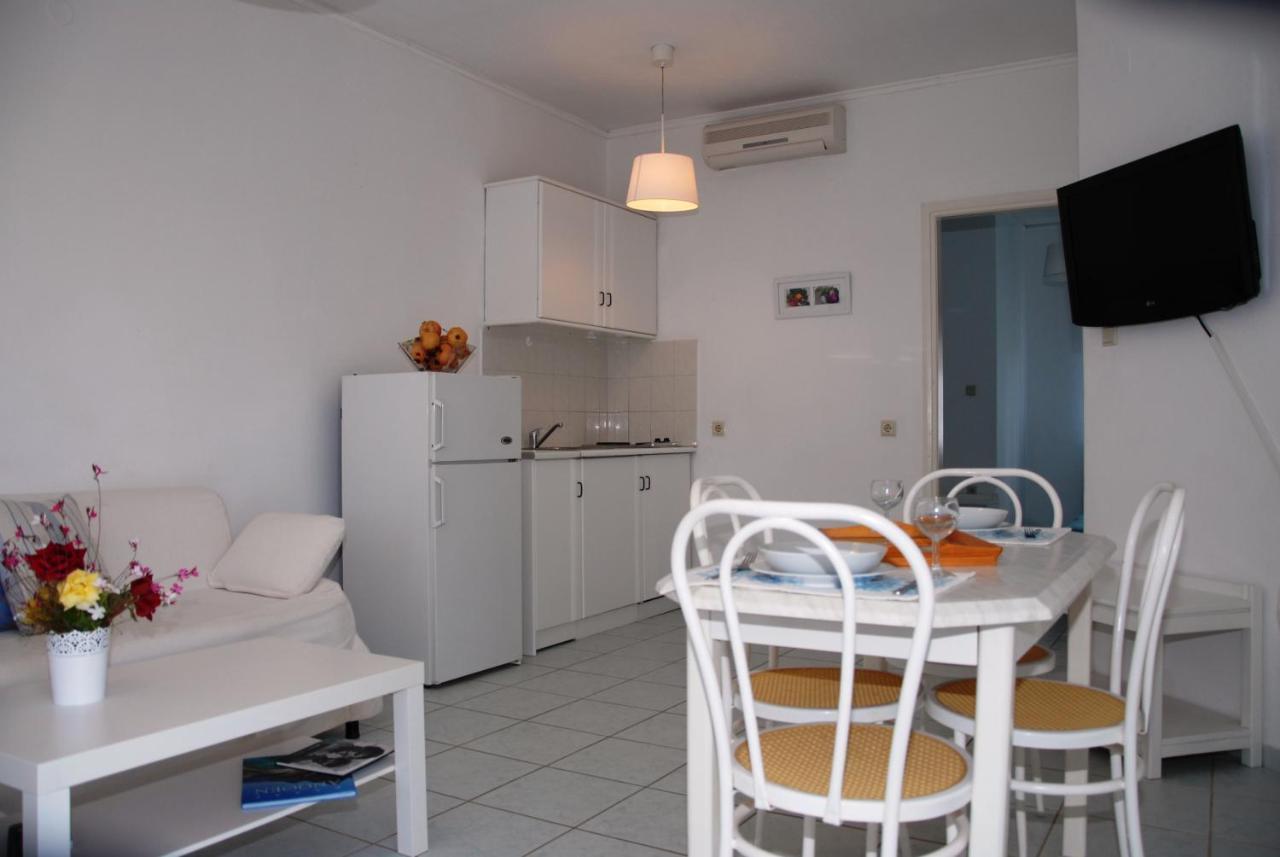 Villa Fleria Seaside Studios & Apts Gerani  Buitenkant foto