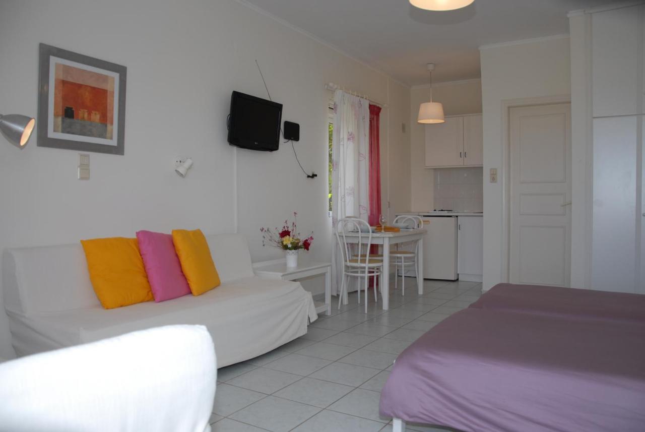 Villa Fleria Seaside Studios & Apts Gerani  Buitenkant foto