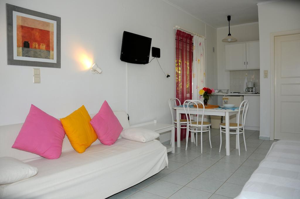 Villa Fleria Seaside Studios & Apts Gerani  Buitenkant foto